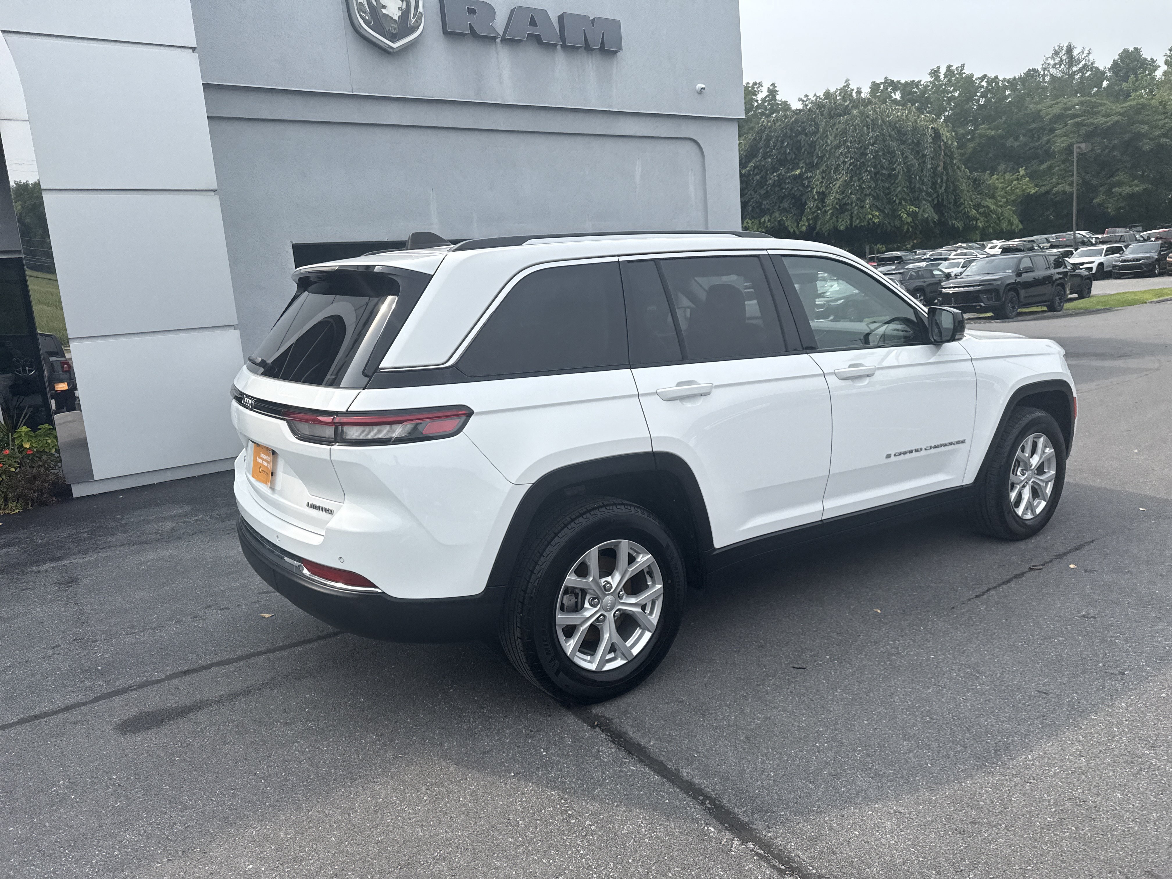 Used 2023 Jeep Grand Cherokee Limited AWD/4WD image 3