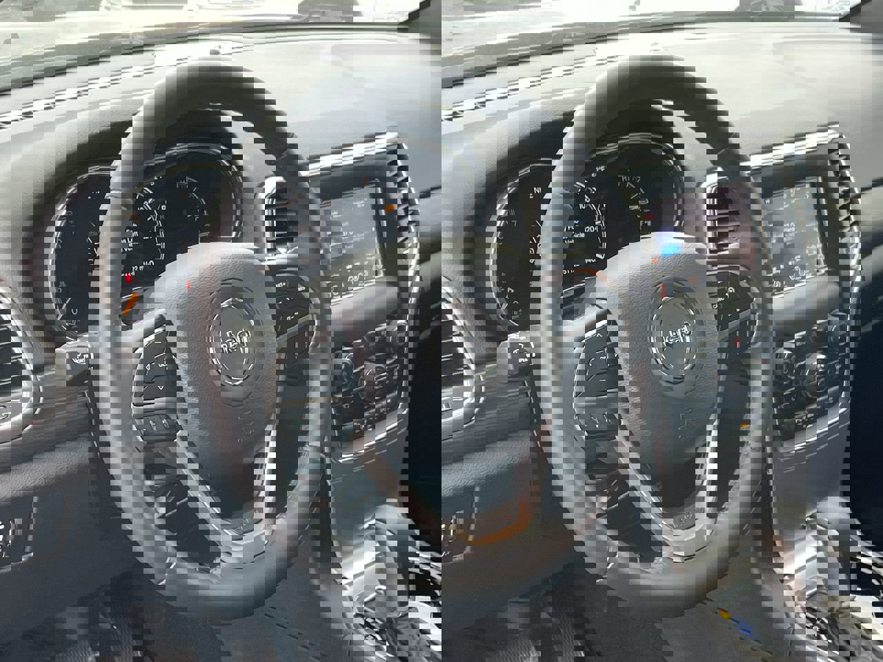 Used 2019 Jeep Grand Cherokee Laredo image 14