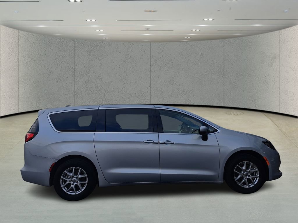 Used 2023 Chrysler Voyager LX image 4