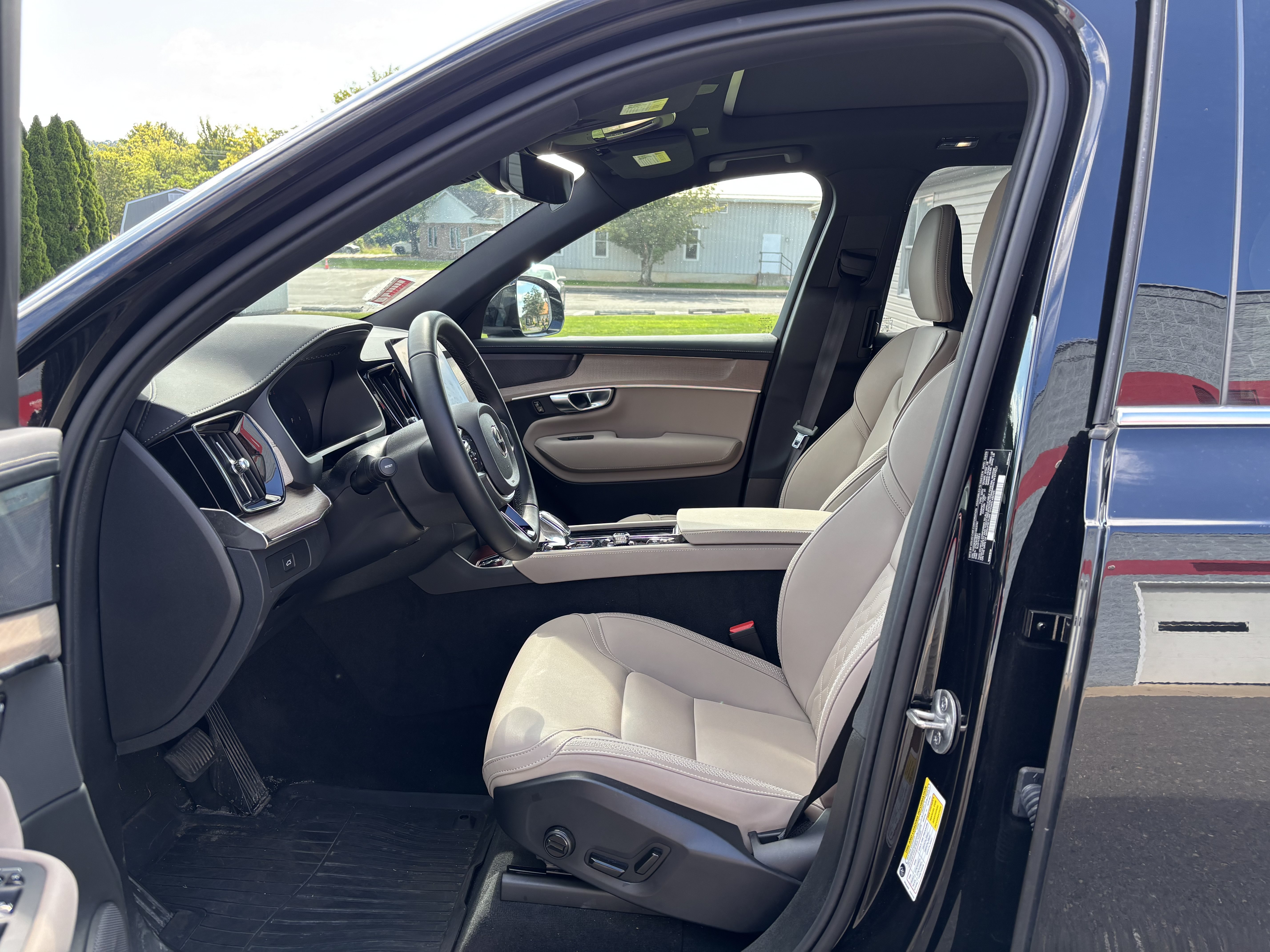 Used 2025 Volvo XC90 B6 Plus w/ Protection Package Premier AWD/4WD image 13