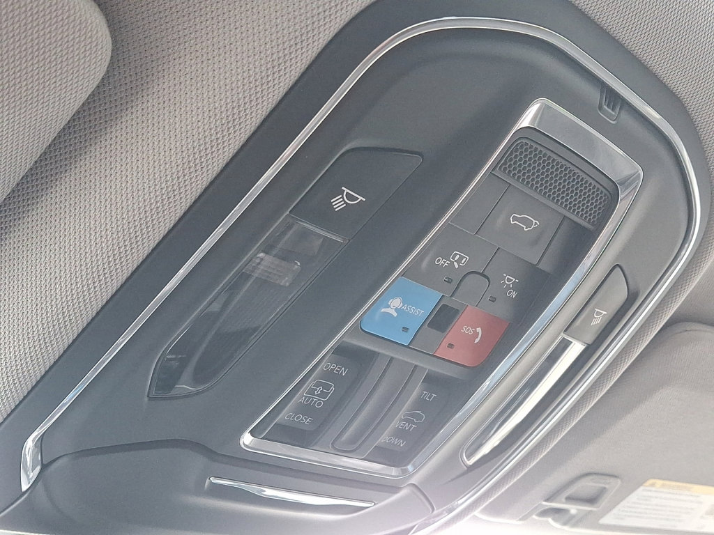 Used 2023 Jeep Grand Cherokee Laredo w/ Luxury Tech Group I AWD/4WD image 32