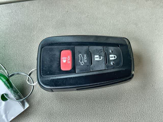 Used 2022 Toyota Highlander XLE AWD/4WD image 21