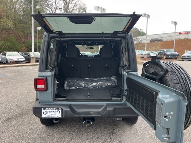 Used 2025 Jeep Wrangler Sport image 33