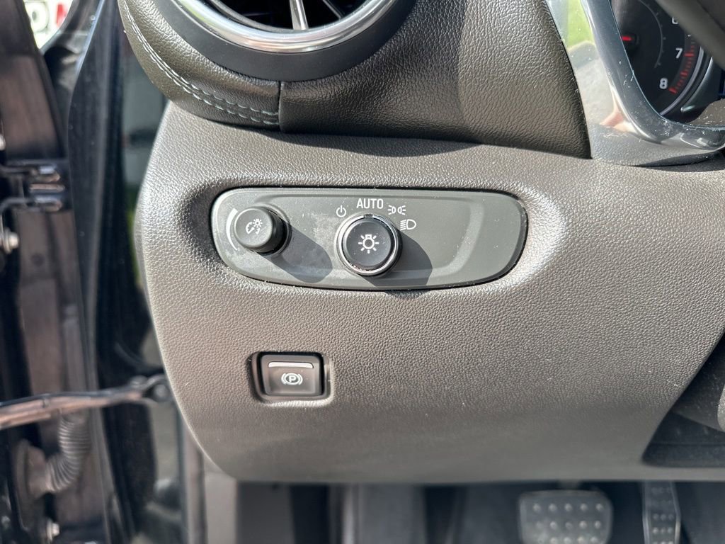 Used 2019 Chevrolet Blazer LT w/ Sun and Wheels Package FWD image 18