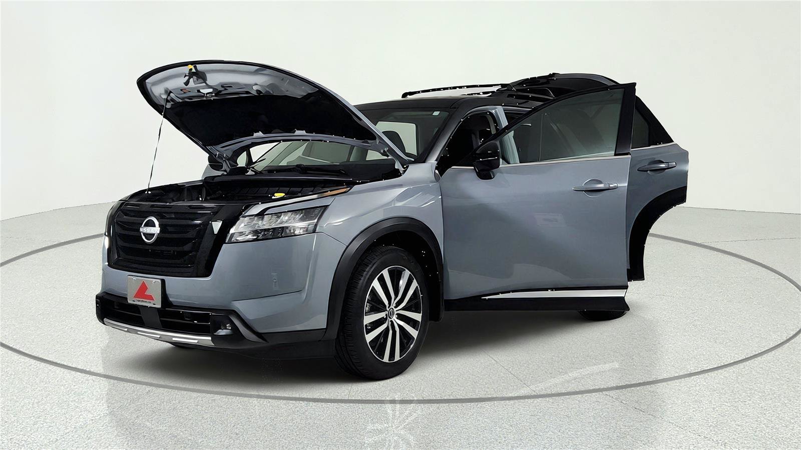 Used 2024 Nissan Pathfinder Platinum w/ Black Appearance Package AWD/4WD image 10