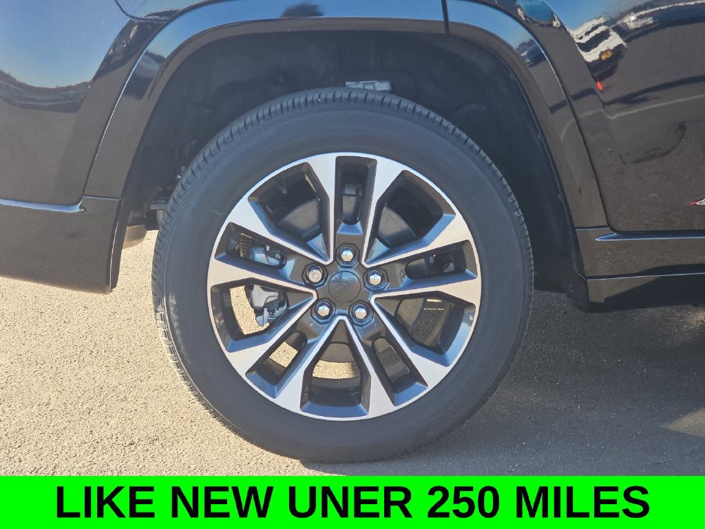 Used 2023 Jeep Grand Cherokee Overland w/ Luxury Tech Group IV AWD/4WD image 39