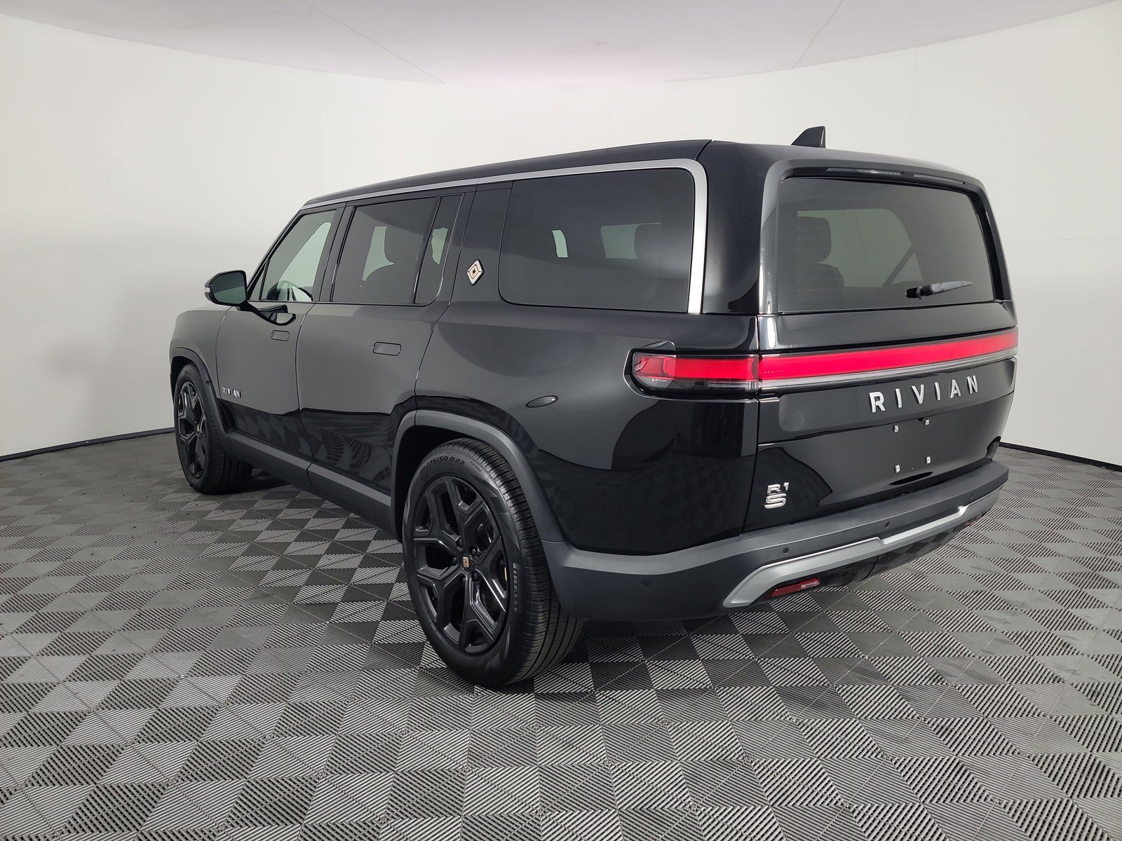 Used 2024 Rivian R1S Adventure image 3