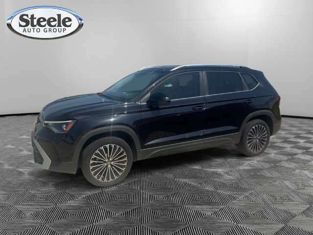 New 2025 Volkswagen Taos SE FWD image 1