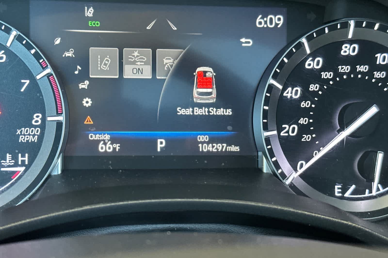 Used 2021 Toyota Highlander XLE AWD/4WD image 30
