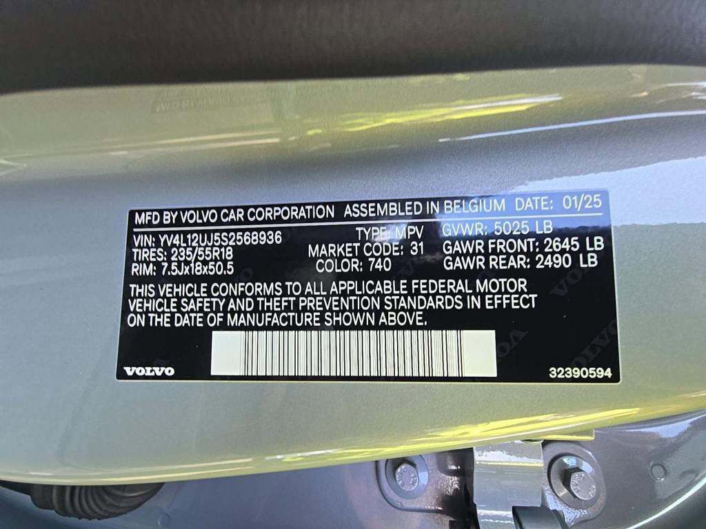 Used 2025 Volvo XC40 B5 Core image 3