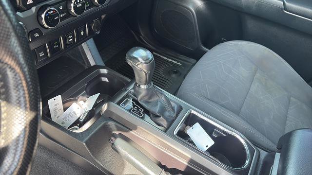 Used 2016 Toyota Tacoma TRD Off-Road w/ Premium & Technology Package AWD/4WD image 19