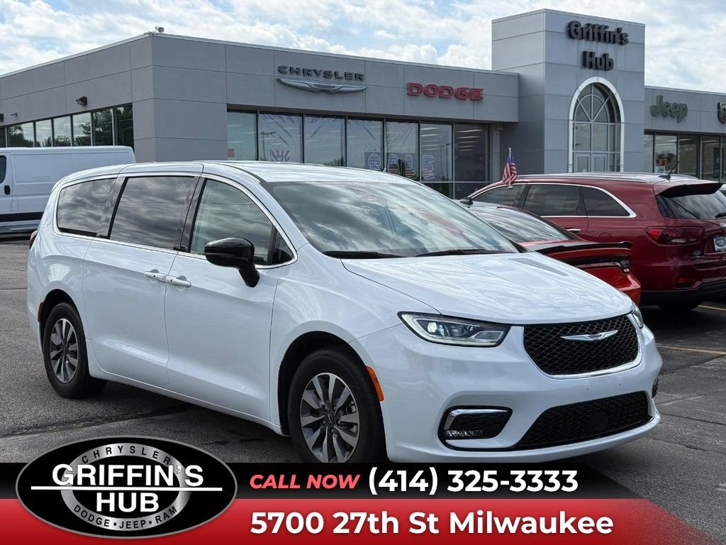 Used 2024 Chrysler Pacifica Limited FWD image 1