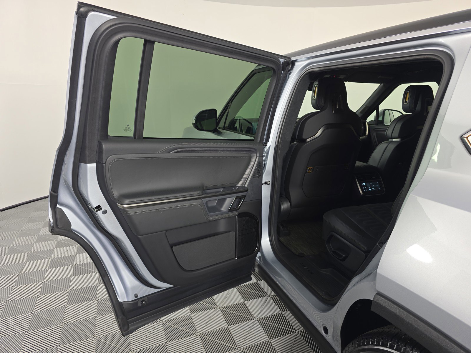 Used 2024 Rivian R1S Adventure AWD/4WD image 17