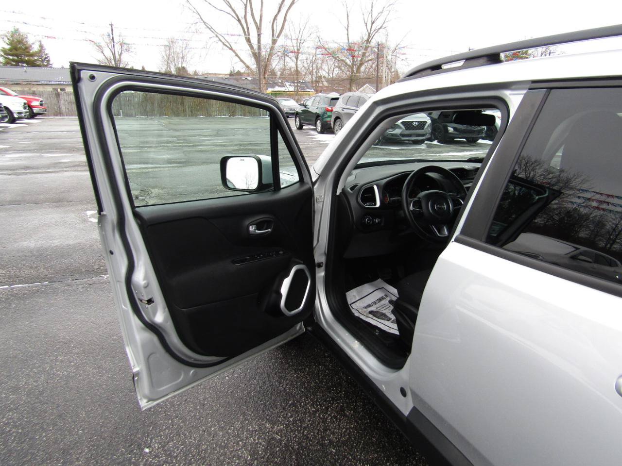 Used 2018 Jeep Renegade Latitude w/ Cold Weather Group FWD image 15