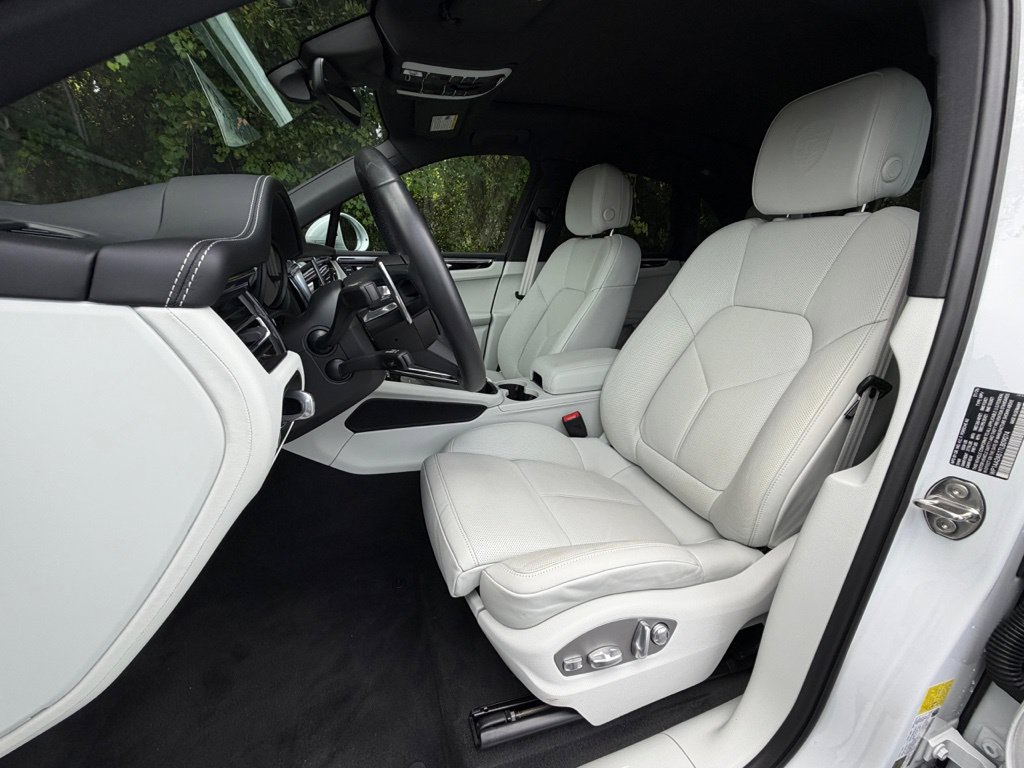 Certified 2026 Porsche Macan AWD/4WD image 5