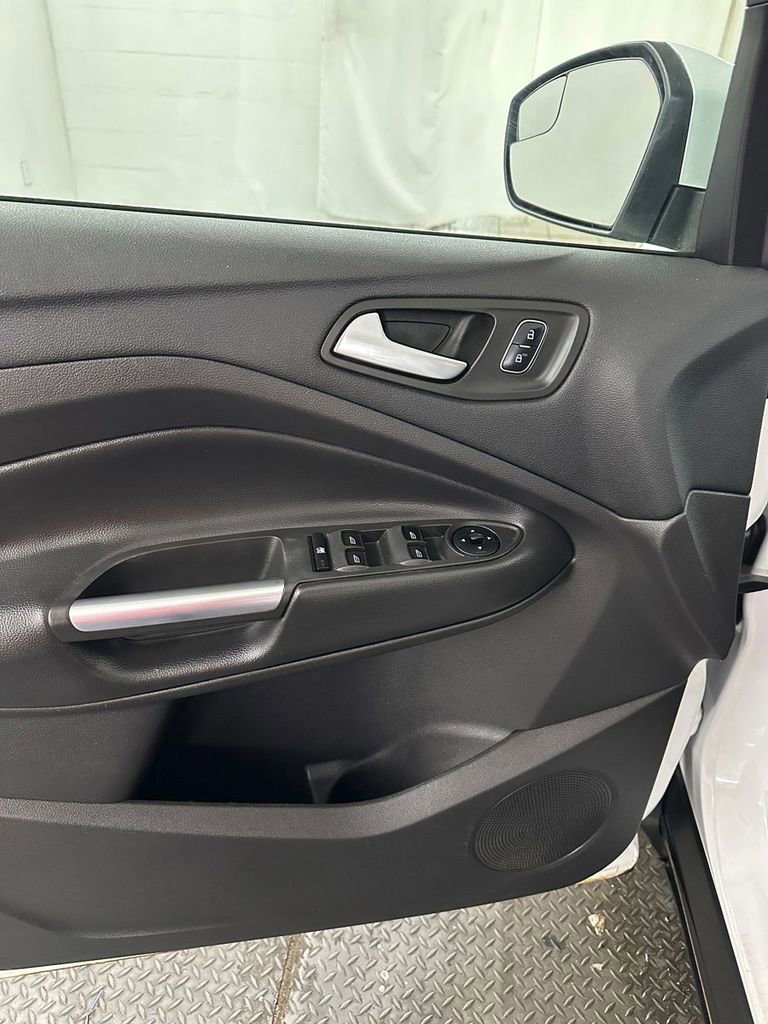Used 2018 Ford Escape SE w/ SE Sync 3 Package AWD/4WD image 9