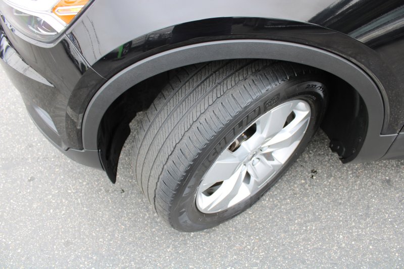 Used 2022 Volvo XC40 T4 Momentum image 17