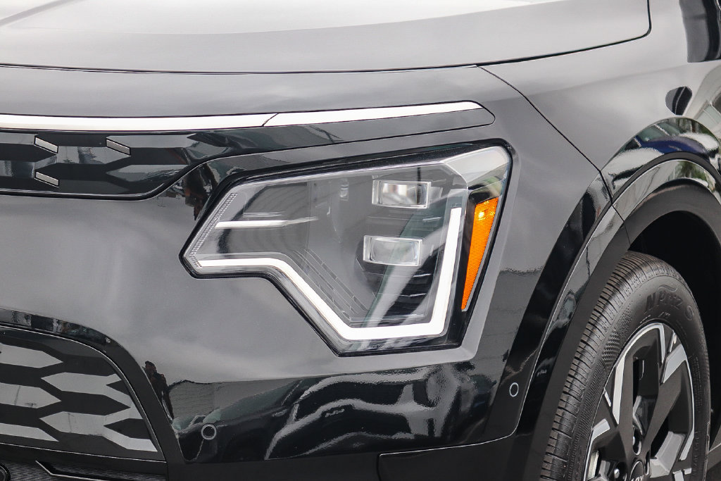 Certified 2025 Kia Niro Wave w/ Wave Preserve Package FWD image 8