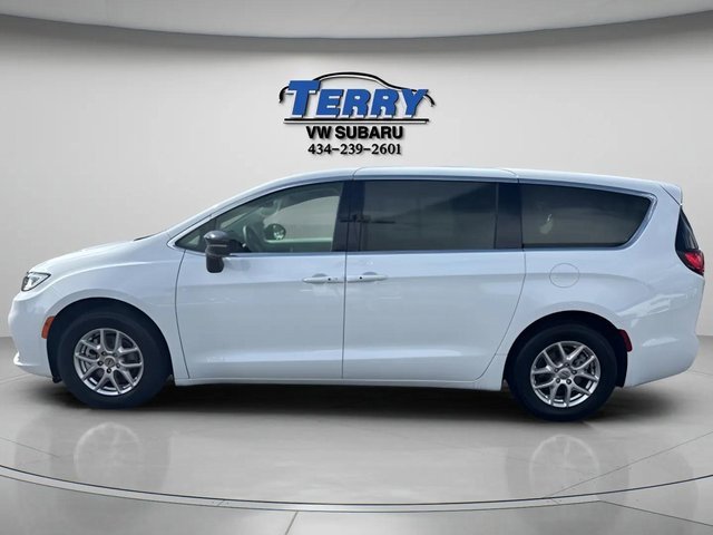Used 2024 Chrysler Pacifica Touring-L image 3