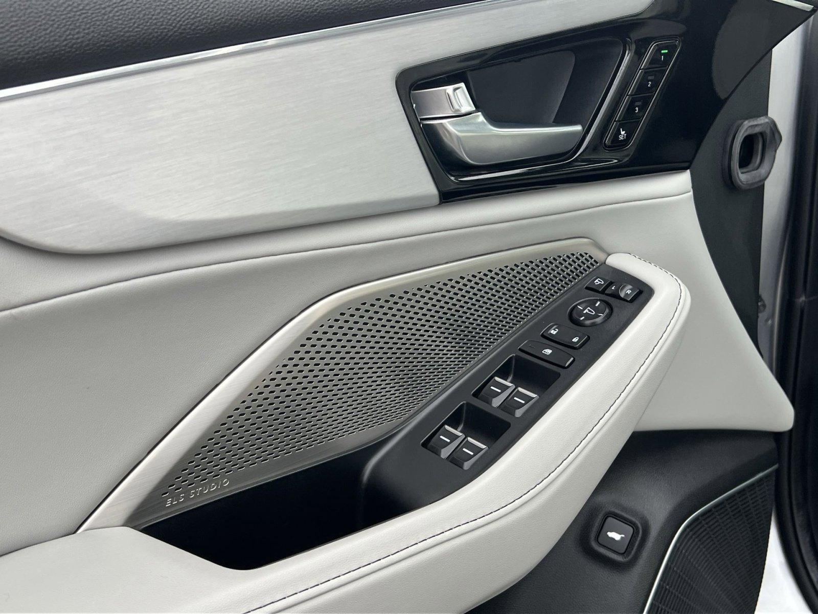 Used 2023 Acura MDX SH-AWD w/ Technology Package image 15