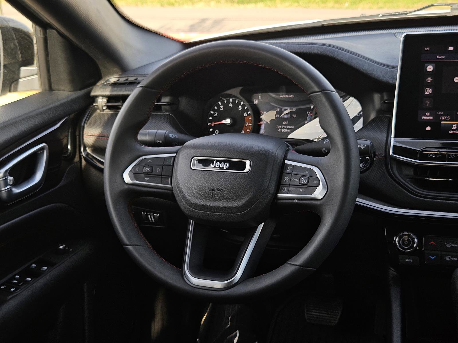 Used 2025 Jeep Compass Trailhawk image 16