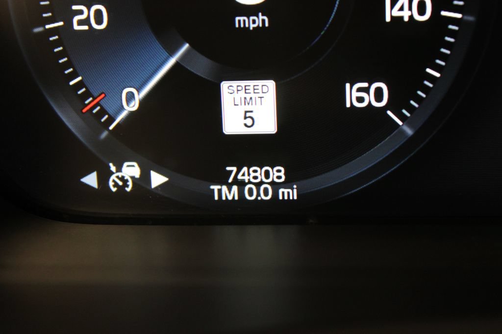 Used 2022 Volvo XC90 T5 Momentum FWD image 11