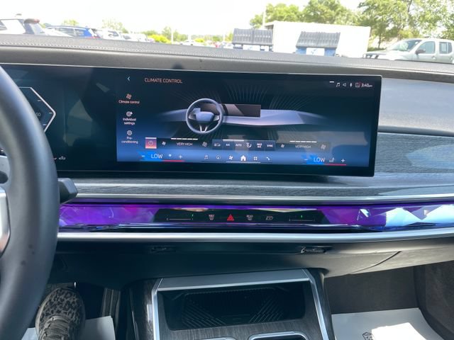Used 2025 BMW 740i xDrive AWD/4WD image 12