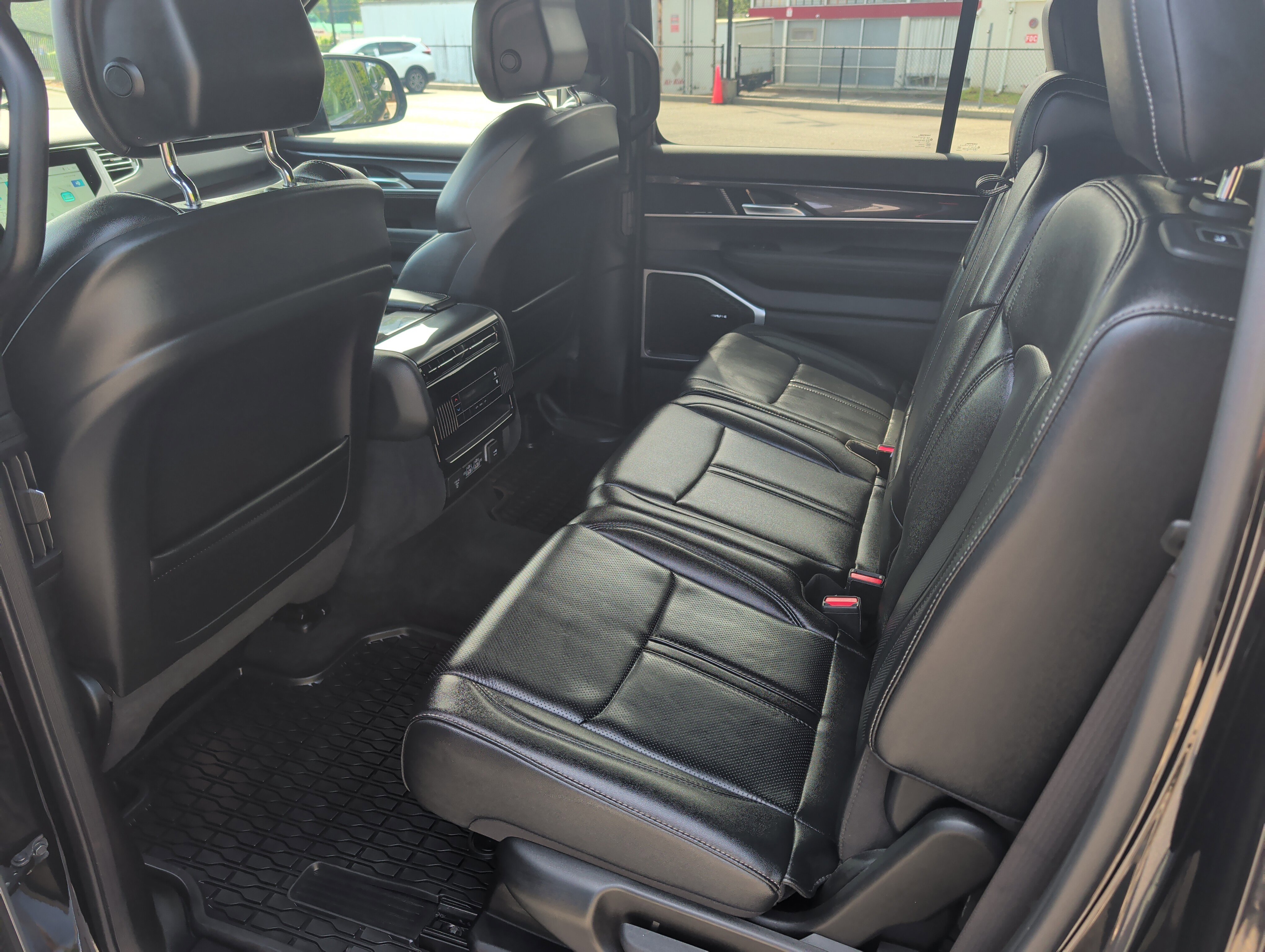 Used 2024 Jeep Wagoneer 4WD w/ Premium Group I image 9