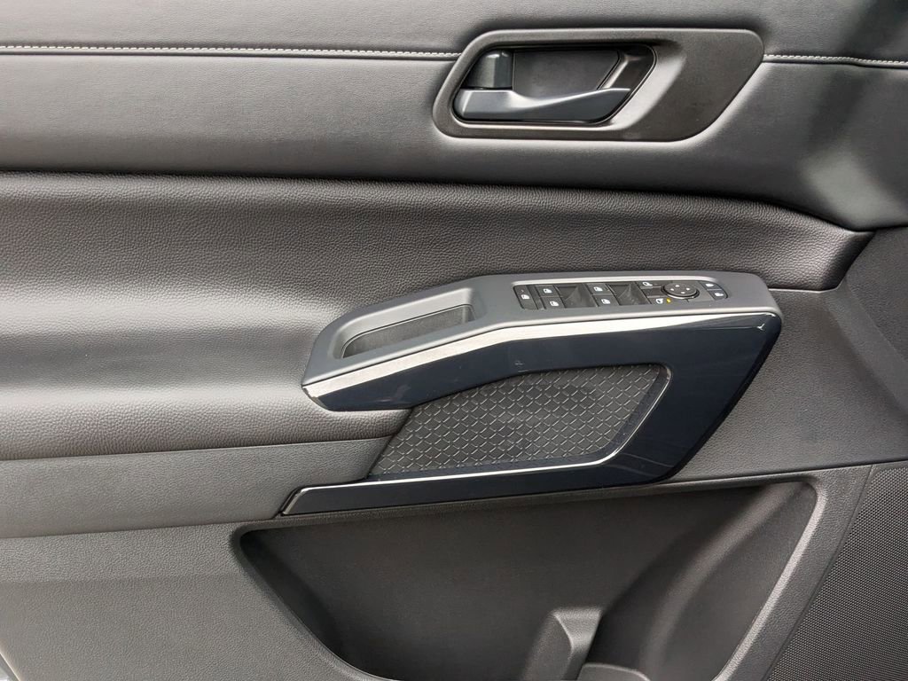 New 2025 Nissan Pathfinder SV image 11