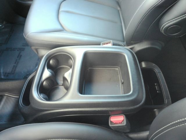 Used 2025 Chrysler Pacifica Select image 46