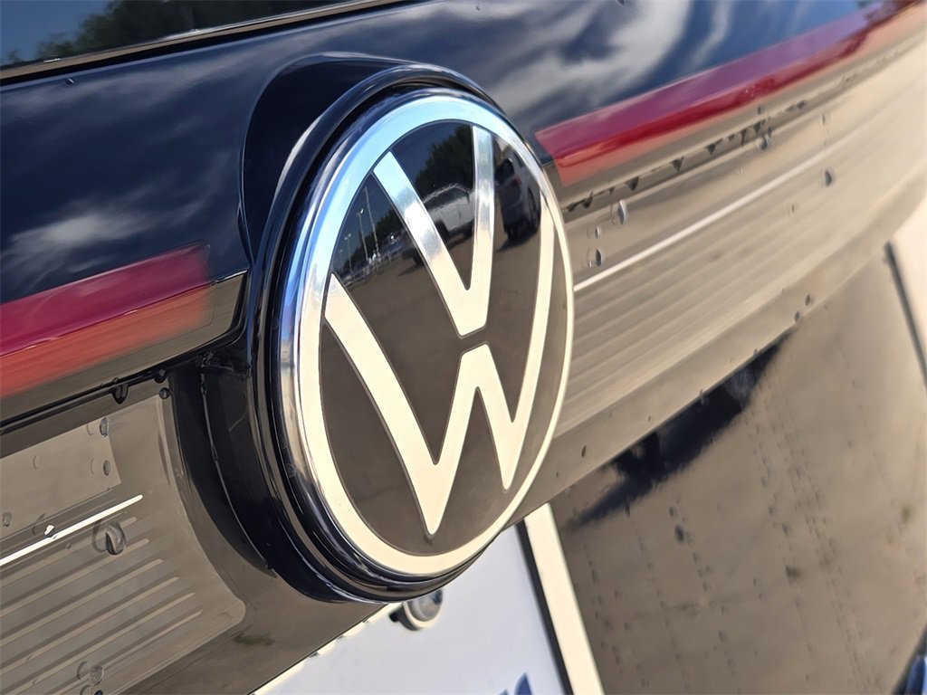 New 2025 Volkswagen Taos SEL image 7