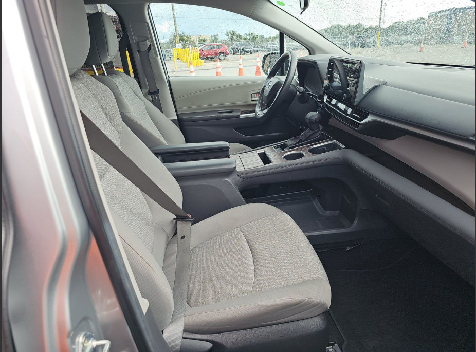 Used 2024 Toyota Sienna LE FWD image 9