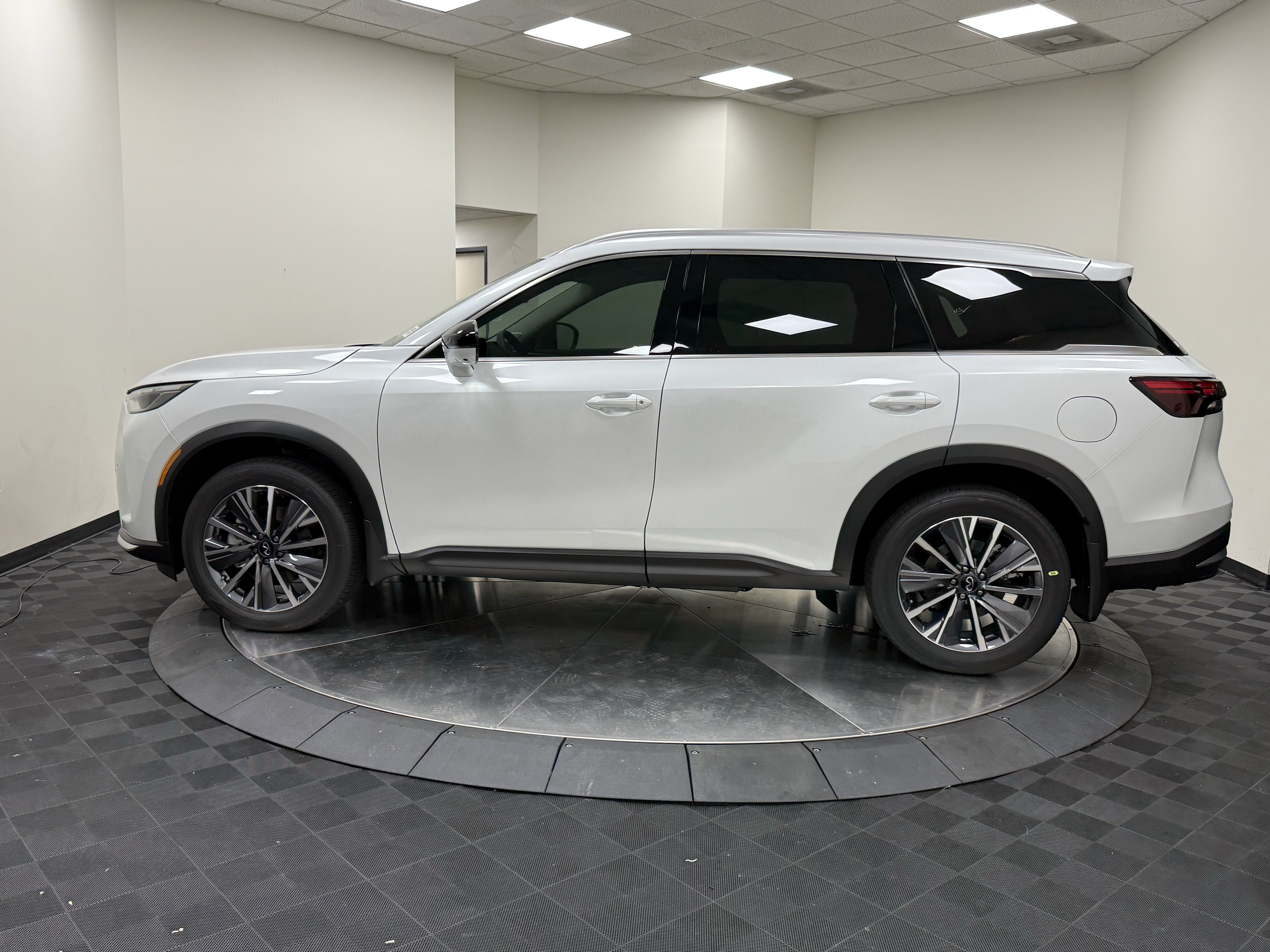 Certified 2027 INFINITI QX60 Luxe w/ Family Package FWD image 4