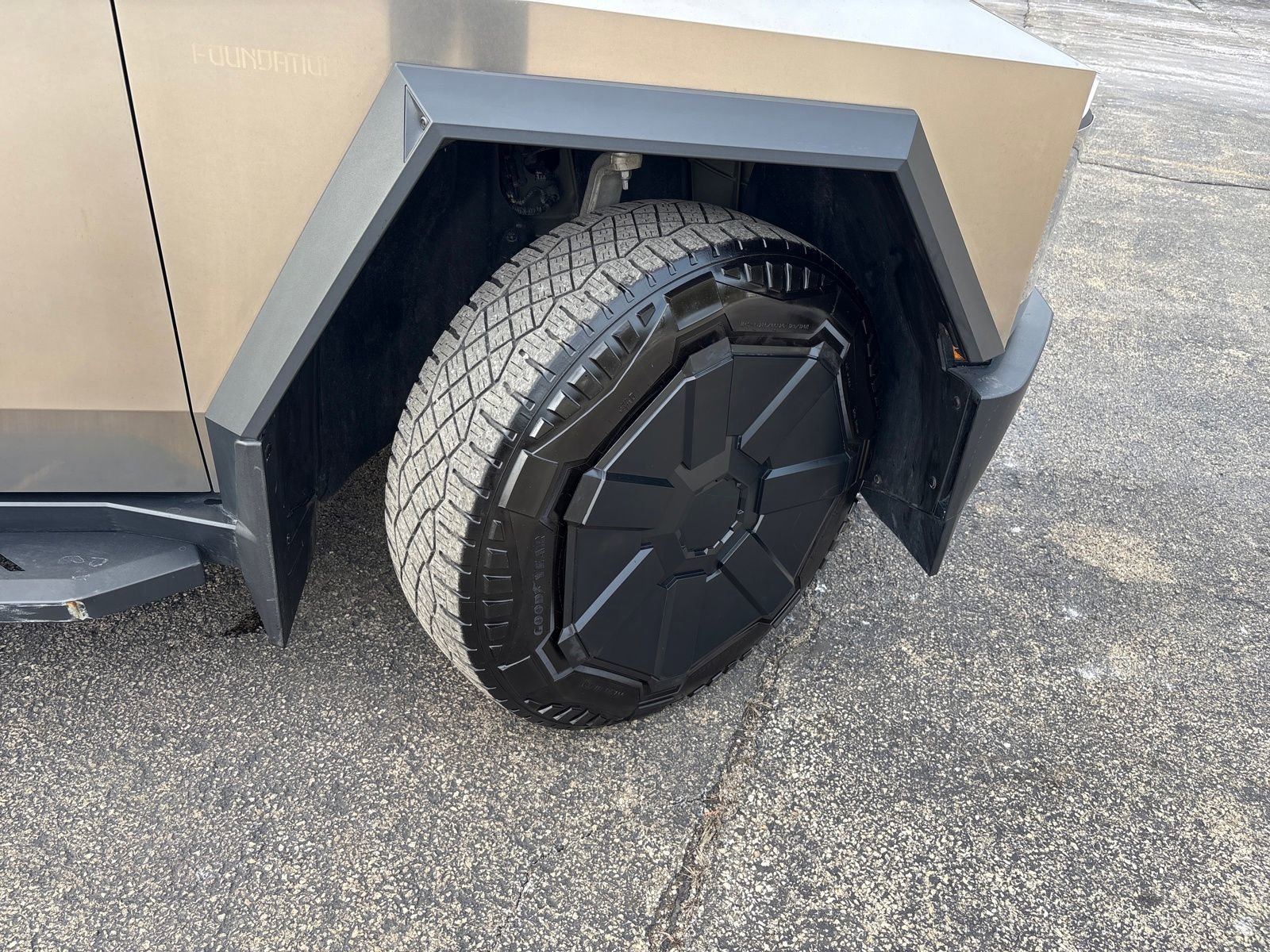 Used 2024 Tesla Cybertruck AWD Crew Cab image 33