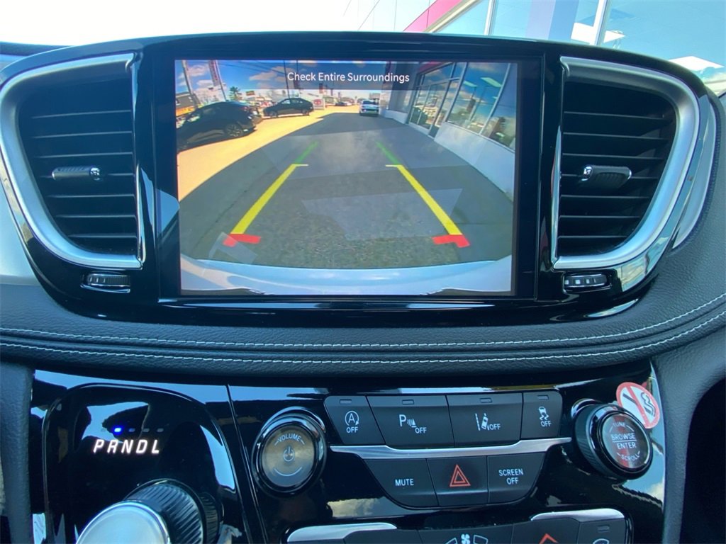 Used 2025 Chrysler Pacifica Limited image 26