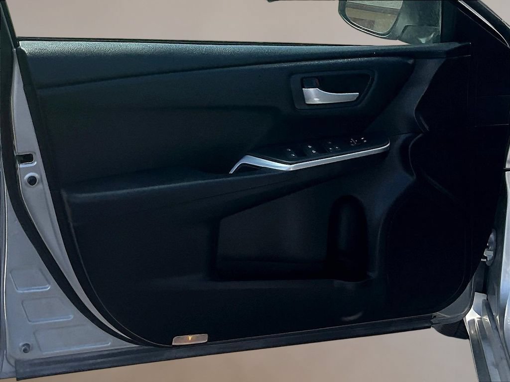 Used 2017 Toyota Camry SE w/ Moonroof Package FWD image 20