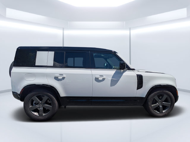 Used 2025 Land Rover Defender 110 X-Dynamic SE AWD/4WD image 4