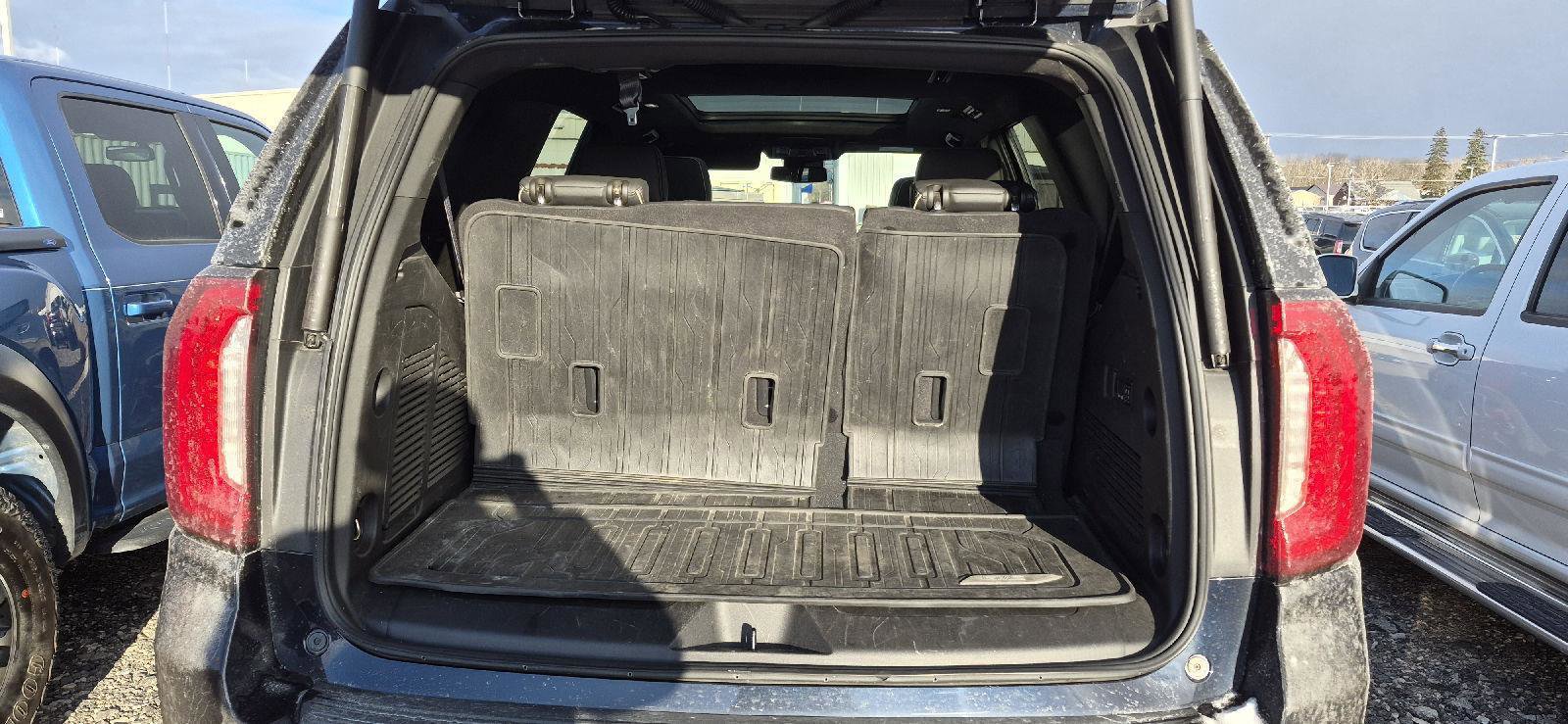 Used 2023 GMC Yukon SLT w/ SLT Premium Package image 5