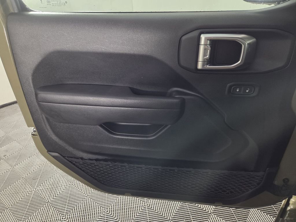 Certified 2025 Jeep Gladiator Sport AWD/4WD image 22