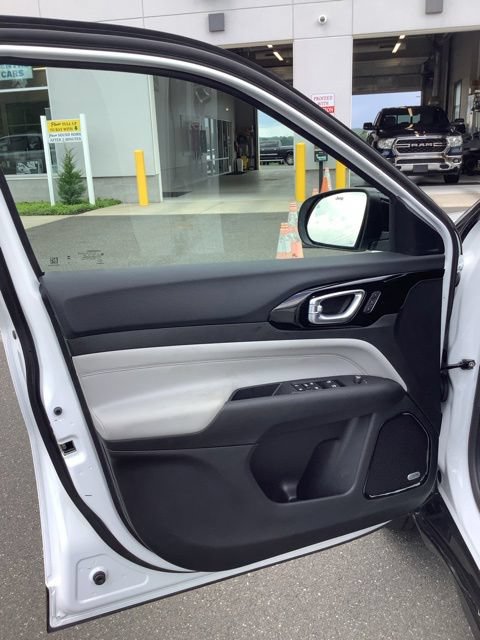 Certified 2025 Jeep Compass Limited w/ Elite Group AWD/4WD image 16
