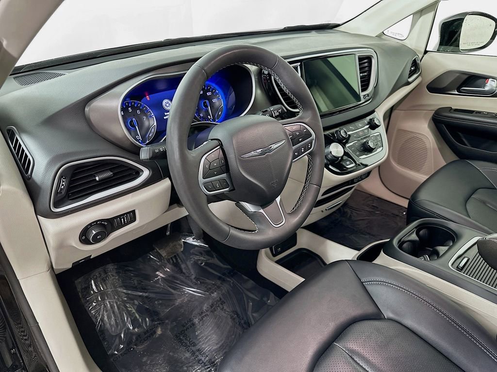 Certified 2024 Chrysler Pacifica Touring-L image 16