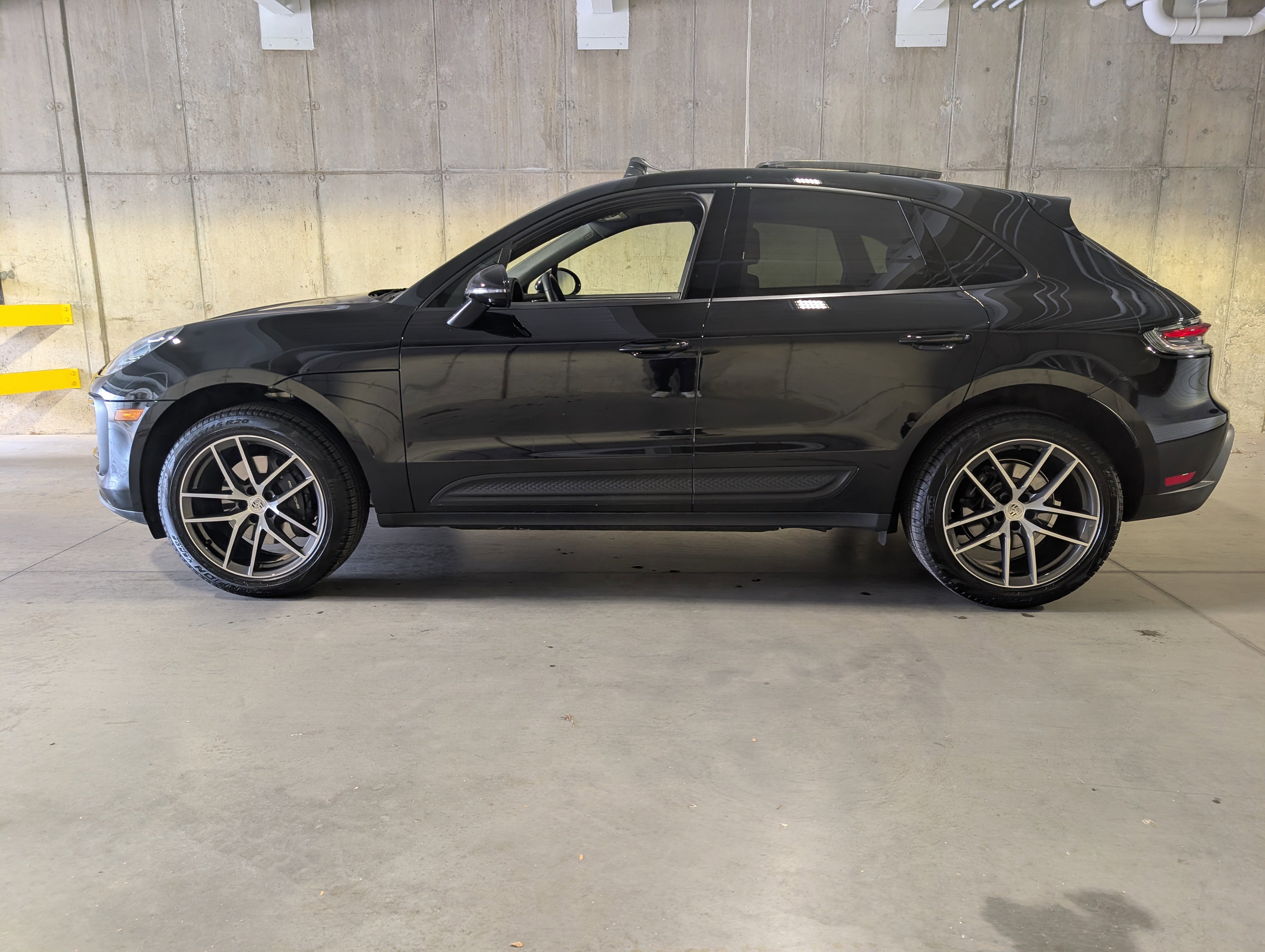 Certified 2025 Porsche Macan image 2