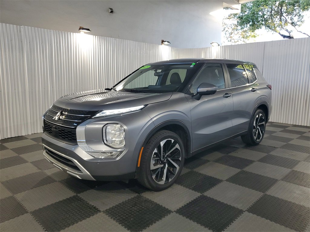 Used 2024 Mitsubishi Outlander SE image 3