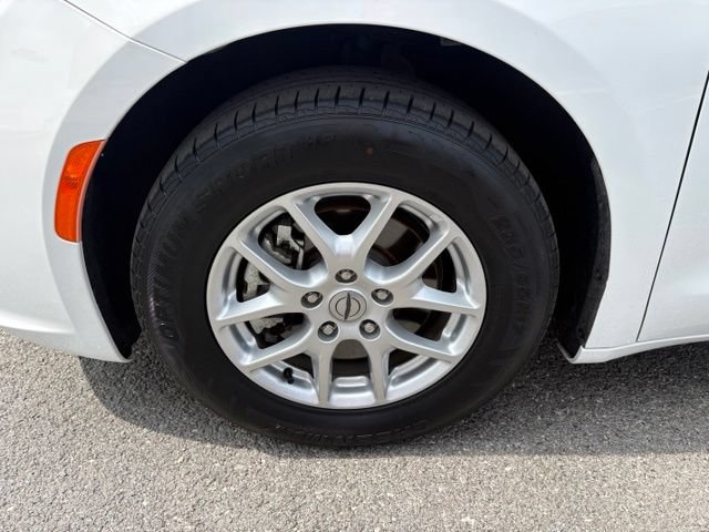 Used 2023 Chrysler Pacifica Touring-L FWD image 12