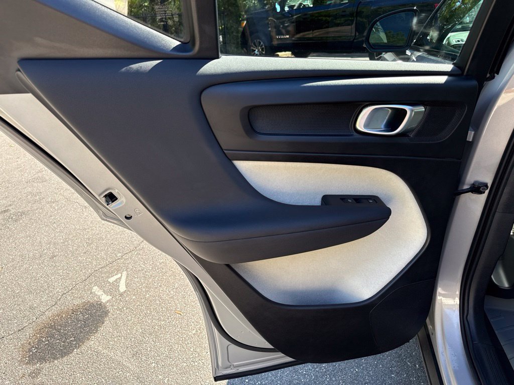 Used 2025 Volvo XC40 B5 Plus AWD/4WD image 30