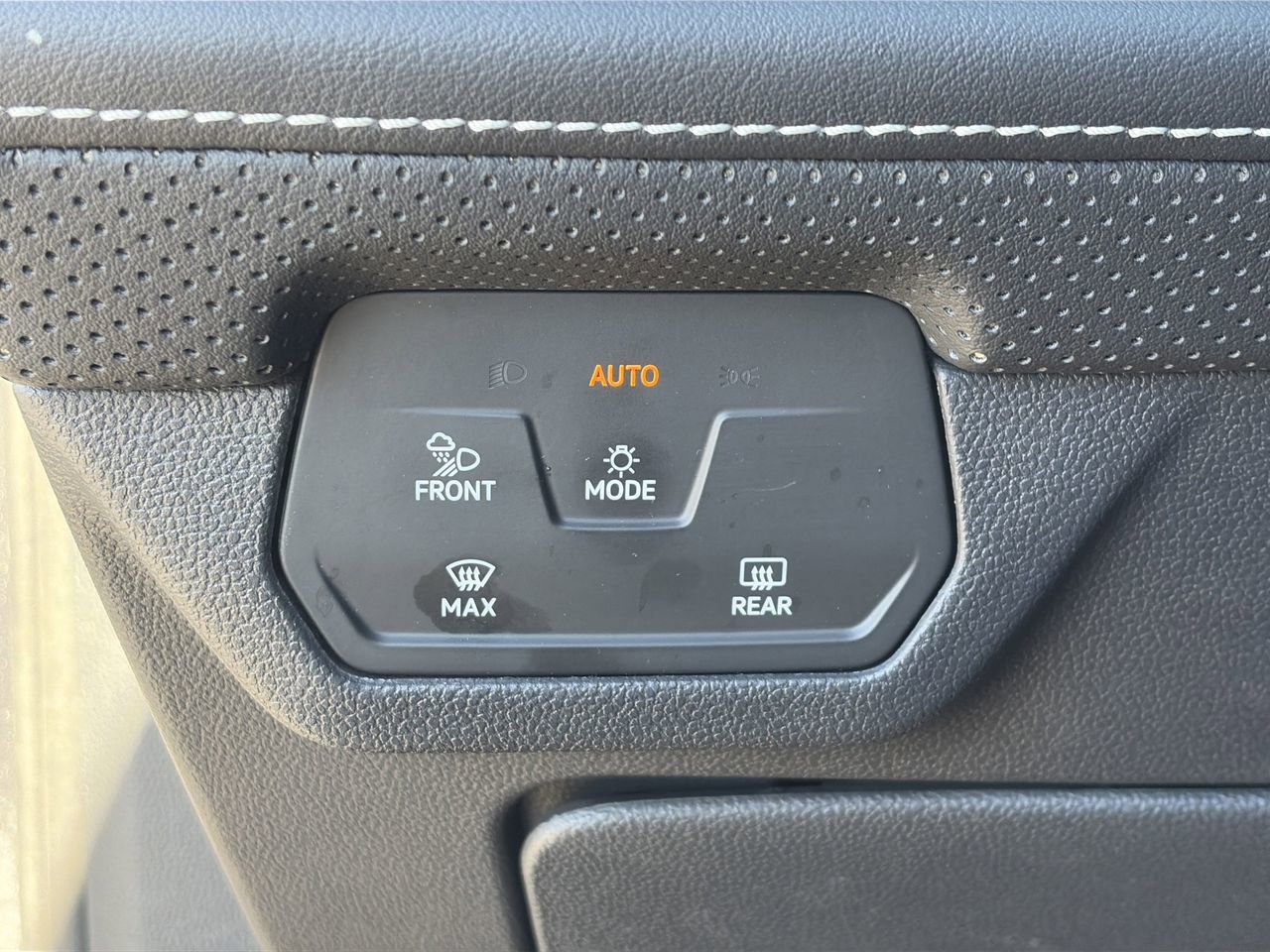 Used 2024 Volkswagen Atlas SE image 23