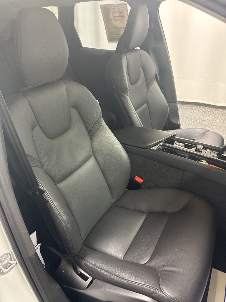 Used 2025 Volvo XC60 B5 Plus image 29