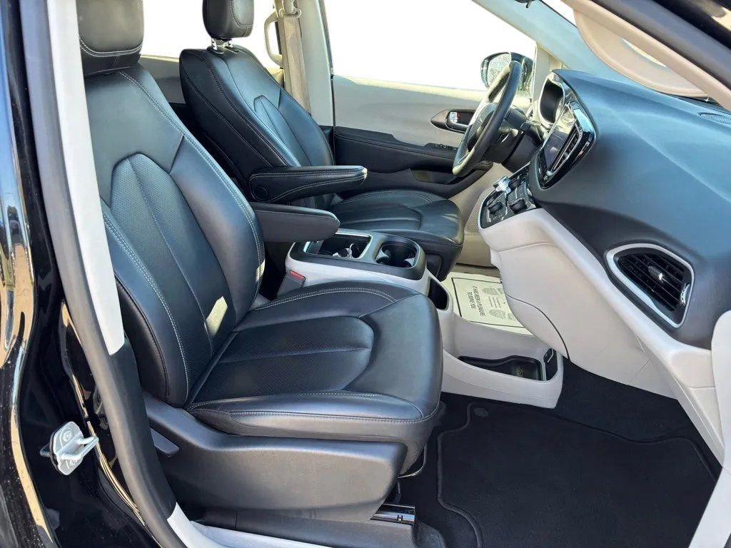 Used 2024 Chrysler Pacifica Touring-L image 28