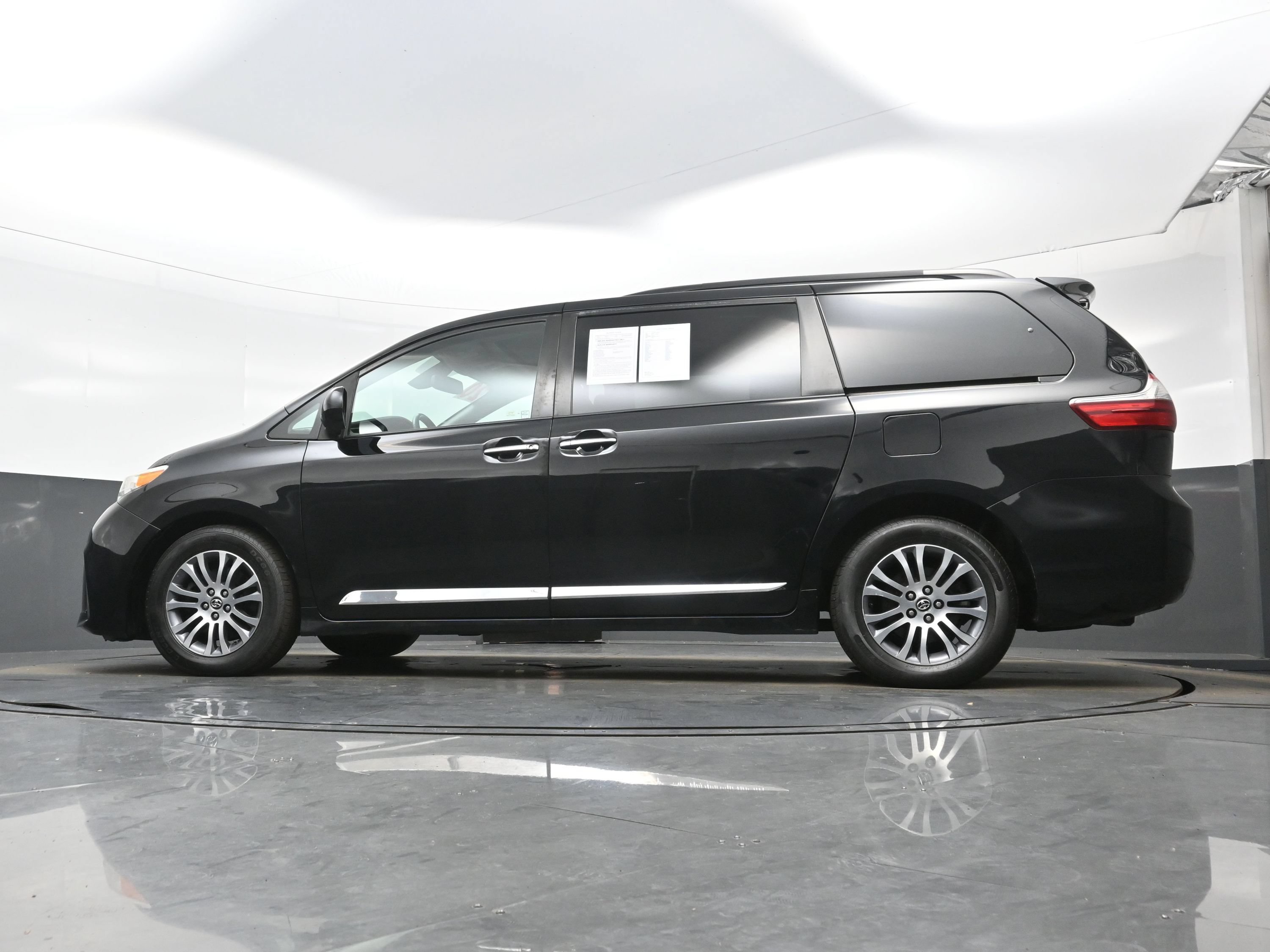 Used 2020 Toyota Sienna XLE FWD image 28