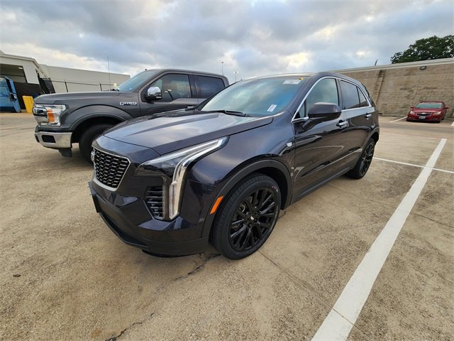 Used 2023 Cadillac XT4 Luxury w/ LPO, Onyx Lite Package FWD image 3